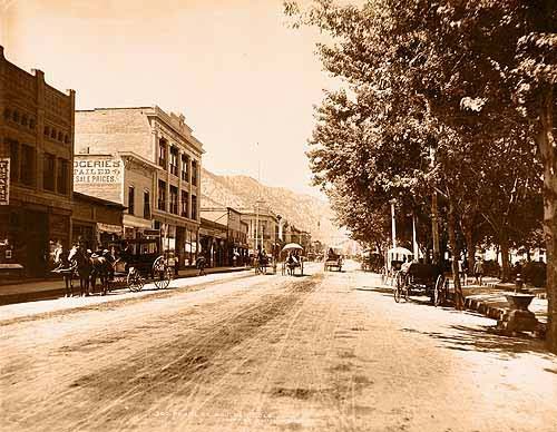 Pearl Street Boulder looking West