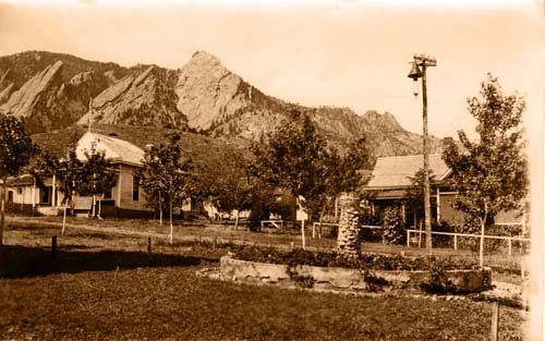 Chautauqua Streetlamp Below the Flatirons